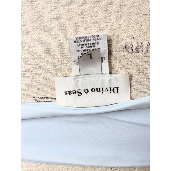 Divino Seas Bikini Top | Cute Ana de Bretana in Tropical Blue - Picture 5 of 5